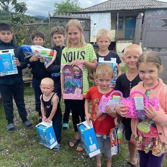 Children with their school bags outdoors